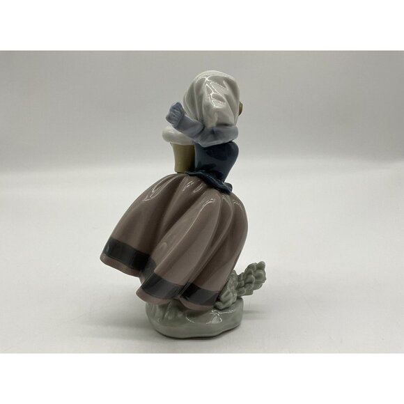 Vintage Lladro Spring Is Here Girl With Basket of Flowers 6.75" Figurine #5223 - Picture 13 of 16